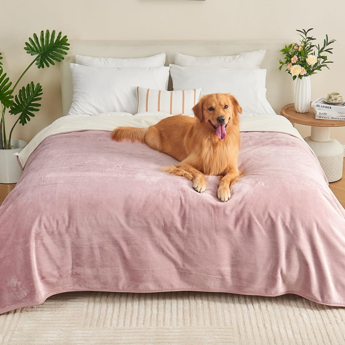 Manta Yaning rosa polvo, frontal, protege cama y sofá con tacto suave.