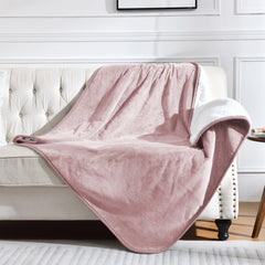 Manta impermeable Yaning para cama o sofá en tono rosa polvo con protección contra derrames