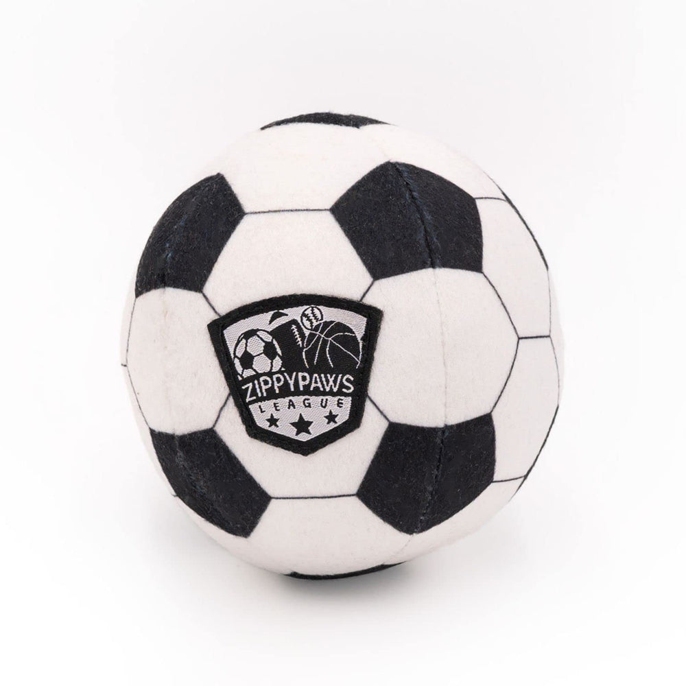 ZippyPaws SportsBallz balón de fútbol peluche para juego dinámico.