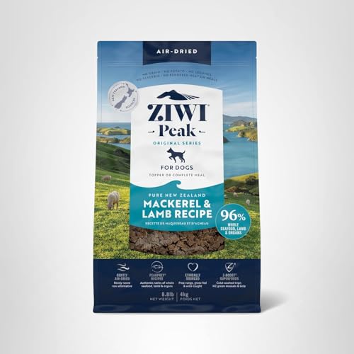 El perro disfruta de ZIWI Peak caballa y cordero como comida completa.