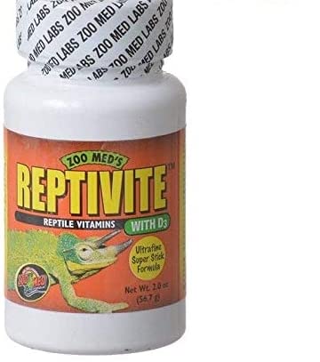 Aplicación en alimento para reptiles con Reptivite, apoyo nutricional equilibrado para su actividad diaria.
